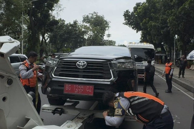 Dishub Jakarta derek sejumlah kendaraan yang parkir sembarangan saat pengarahan kepala daerah di Monas, Jakarta Pusat, Selasa (18/2/2025). Foto: Istimewa