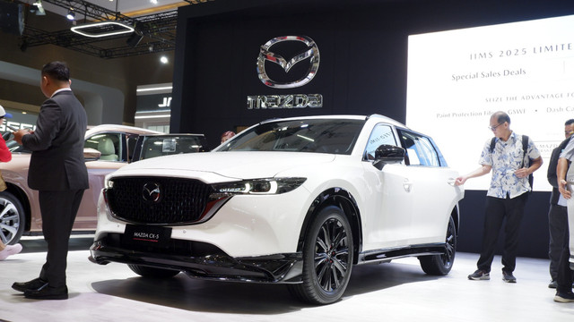 Deretan lini mobil Mazda saat Indonesia International Motor Show (IIMS) 2025. Foto: Sena Pratama/kumparan