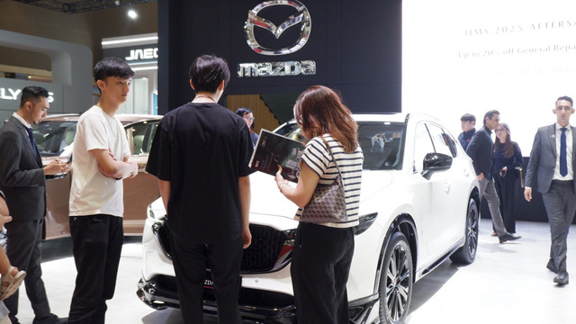 Deretan lini mobil Mazda saat Indonesia International Motor Show (IIMS) 2025. Foto: Sena Pratama/kumparan