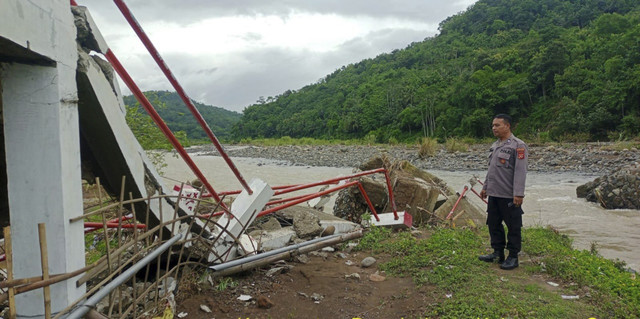 Jembatan gantung roboh akibat air sungai meluap di Garut, Jawa Barat. Foto: Dok. Polres Garut