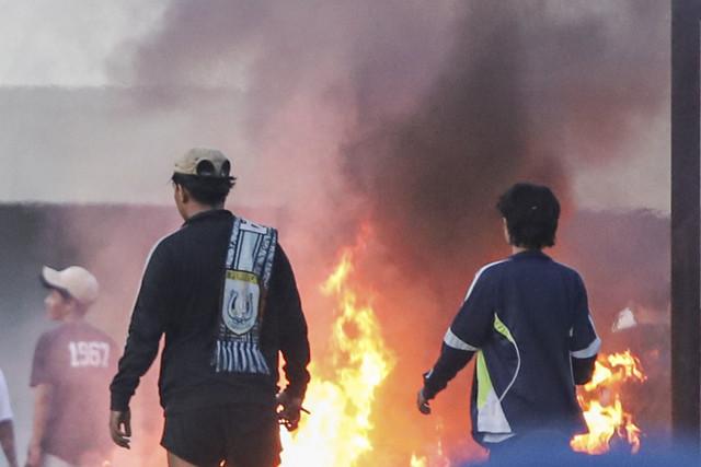 Suporter Persela Lamongan memasuki lapangan pada pertandingan Liga 2 antara Persela Lamongan melawan Persijap Jepara di Stadion Tuban Sport Center, Tuban, Jawa Timur, Selasa (18/2/2025). Foto: Rizal Hanafi/ANTARA FOTO