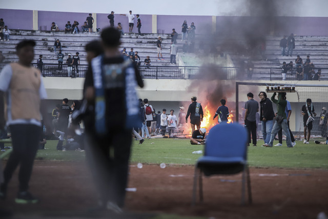 Suporter Persela Lamongan memasuki lapangan pada pertandingan Liga 2 antara Persela Lamongan melawan Persijap Jepara di Stadion Tuban Sport Center, Tuban, Jawa Timur, Selasa (18/2/2025). Foto: Rizal Hanafi/ANTARA FOTO