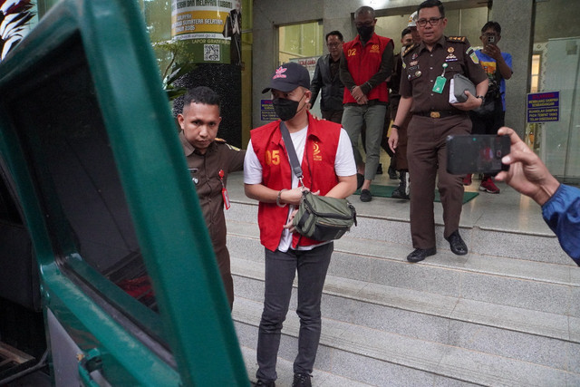 Kabag Humas dan Protokol pada Sekretariat DPRD Sumsel yaitu Arie Martharedo sebagai tersangka kasus suap langsung dibawa ke Rutan Pakjo untuk dilakukan penahanan. Foto : Dok. Kejati Sumsel