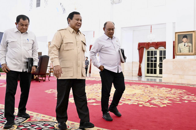 Presiden Prabowo Subianto melakukan konferensi video bersama para Sarjana Penggerak Pembangunan Indonesia (SPPI) dari berbagai daerah pada Selasa, 18 Februari 2025. Foto: Cahyo/Biro Pers Sekretariat Presiden