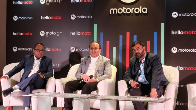 Mahes Alanthat, Regional Director - GTAP, Motorola APAC; Bagus Prasetyo, Country Head, Motorola Indonesia; dan Shivam Ranjan, Marketing Head, Motorola Asia Pacific di acara peluncuran Moto G45 di Jakarta, Selasa (18/2). Foto: Muhammad Fikrie/kumparan