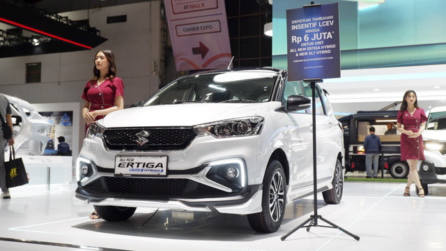 Jajaran mobil elektrifikasi Suzuki di Indonesia International Motor Show (IIMS) 2025.  Foto: Sena Pratama/kumparan