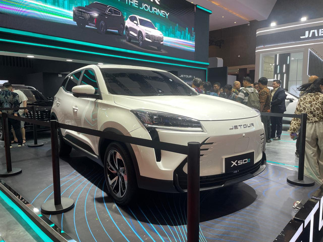 Mobil listrik Jetour X50e tampil perdana di IIMS 2025.  Foto: Sena Pratama/kumparan