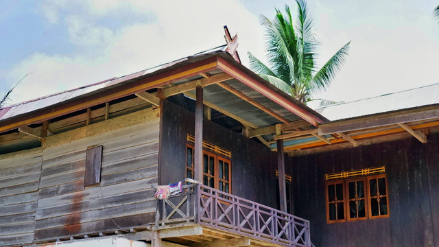 Rumah Panggung di Dusun III, Desa Batu Putih, Kolono Timur. Foto: Dokumentasi pribadi