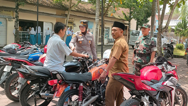 Polisi Bersama Koramil Lakukan Razia Kenalpot Brong dan Narkoba di SMAN 1 Pakel