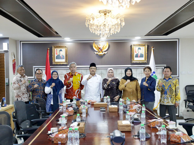 Menteri Sosial Saifullah Yusuf (Gus Ipul) kepada wartawan di Kantor Kemensos , Selasa (18/2/2025). Foto: dok. Kemensos