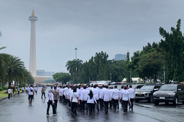 Sejumlah kepala daerah terpilih mengikuti latihan baris berbaris dalam acara gladi bersih pelantikan kepala daerah di Monas, Jakarta, Rabu (19/2/2025). Foto: Luthfi Humam/kumparan