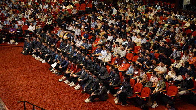 Hari kedua KEYSTONE yang digelar pada 8 Februari 2025 di Grand Chapel UPH, lebih dari 800 mahasiswa diajak menyelami dua sesi utama yang mendalam dalam dua sesi bertajuk ‘The Dark Side of Leadership’ dan ‘Emotionally Healthy Leaders’.