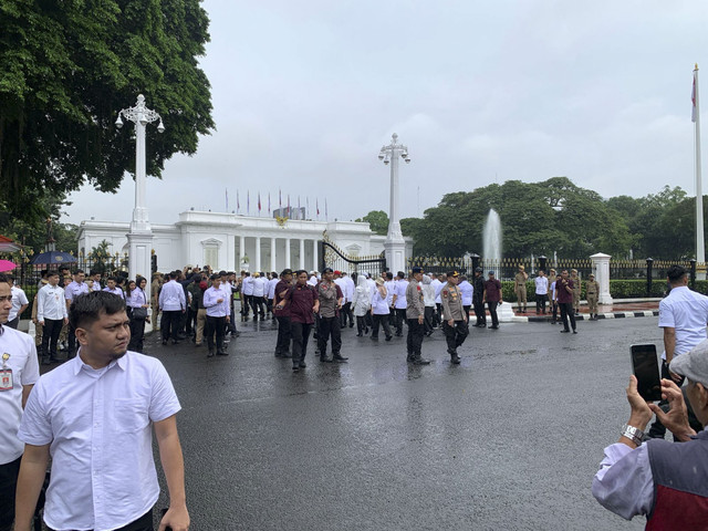 Kepala daerah terpilih gladi bersih dari halaman Monas ke Istana Merdeka, Jakarta, Rabu (19/2/2025). Foto: Luthfi Humam/kumparan