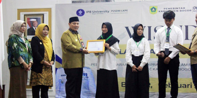 Peserta Program Sekolah Pranikah IPB University Desa Rawa Panjang Diwisuda