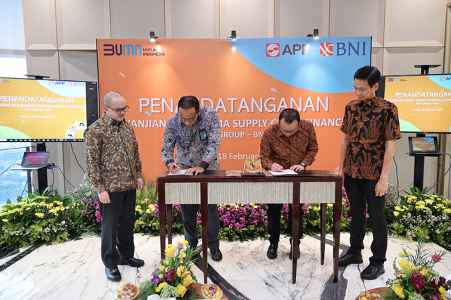 Pemimpin Divisi Corporate Banking 1 Andrean Palonggam (kedua dari kiri) dan Direktur APP Group yaitu Arman Dwiartono (kedua dari kanan) menandatangani perjanjian Supply Chain Financing di Grha BNI Sudirman, Selasa (18/02/2025). Foto: Dok. BNI