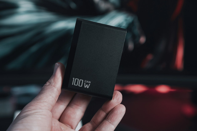 Powerbank adalah sebuah perangkat elektronik portabel yang menyimpan energi listrik dan digunakan sebagai pengisi daya untuk perangkat elektronik. Foto: Unsplash.com