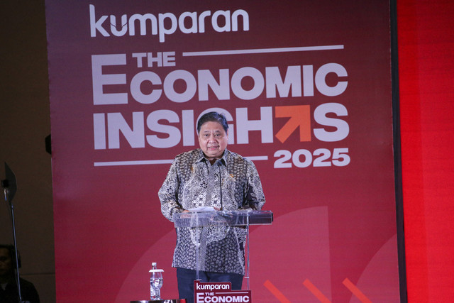 Menteri Koordinator Bidang Perekonomian Airlangga Hartarto memberikan sambutan pada acara kumparan The Economic Insights 2025 di The Westin, Jakarta, Rabu (19/2/2025). Foto: Aditia Noviansyah/kumparan