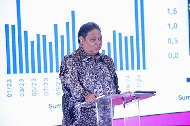 Menteri Koordinator Bidang Perekonomian Airlangga Hartarto memberikan sambutan pada acara kumparan The Economic Insights 2025 di The Westin, Jakarta, Rabu (19/2/2025). Foto: Aditia Noviansyah/kumparan