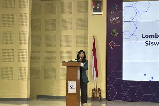 Menkomdigi Meutya Hafid memberikan sambutan dalam Acara Lomba Karya Inovasi Generative Siswa SMK Karawang dan Bekasi Tahun 2025, Bekasi, Jawa Barat, Rabu (19/2/2025). Foto: Alya Zahra/kumparan 