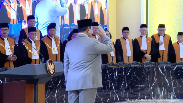 Momen Presiden Prabowo hormat kepada para Hakim Agung, Rabu (19/2/2025). Foto: Youtube/Sekretariat Presiden