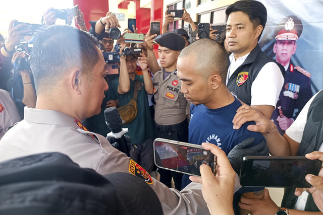 Alif Febriansyah tersangka pembunuhan di Sukamenak, Margahayu, Kabupaten Bandung dihadirkan dalam konferensi pers di Mapolresta Bandung, Rabu (19/2/2025). Foto: Robby Bouceu/kumparan