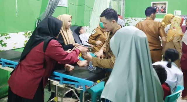 Para siswa SDN 7 Tebing Tinggi  di Empat Lawang, Sumsel saat berada di Puskesmas untuk dilakukan perawatan setelah mengalami keracunan makanan MBG. Foto : Dok Polres Empat Lawang