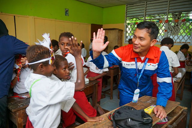 Relawan Bakti BUMN Batch VII bersama siswa SD Inpres Gudang Arang, Kamahedoga, Kecamatan Merauke, Kabupaten Merauke, Papua Selatan. Foto: Dok. Pertamina