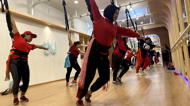 Peserta melakukan sesi latihan olahraga bungee fly di Taj Studio, Pontianak. Foto: Alycia Tracy Nabila/Hi!Pontianak