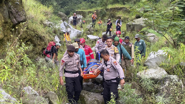 Proses evakuasi mahasiswa UNY berinisial GGS yang terjatuh ke jurang di kawasan Taman Nasional Gunung Merapi, Selasa (18/2/2025). Foto: Dok. Polres Klaten