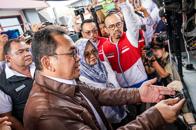 Menteri Perdagangan Budi Santoso (kedua dari kiri), Direktur Tipidter Bareskrim Polri, Brigadir Jendral Polisi Nunung Syaifuddin (kiri), Pj. Wali Kota Sukabumi, Kusmana Hartadji (ketiga dari kiri), dan Direktur Utama Pertamina Patra Niaga Riva Siahaan (kanan) saat menyegel dispenser SPBU 34.431.11 Jalan RH. Didi Sukardi, Kel. Baros, Kec. Baros, Sukabumi pada Rabu (19/02). Foto: Dok. Pertamina