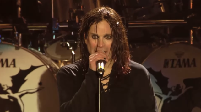 Sososk Ozzy Osbourne, pria yang penuh dengan kegilaan dengan suara khasnya yang melengking. Foto: youtube.com/SabbathWorshipinHD(Master Noise 60fps)