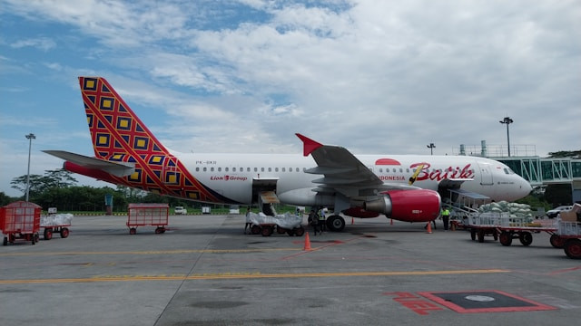 Cara upgrade kelas ekonomi ke bisnis Batik Air. Foto: pesawat Batik Air. Sumber: Unsplash/Edwin Petrus