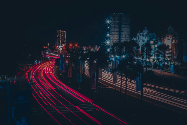 Makanan khas Kota Tangerang. Foto suasana malam di Kota Tangerang. Sumber: Unsplash/Wasis Riyan