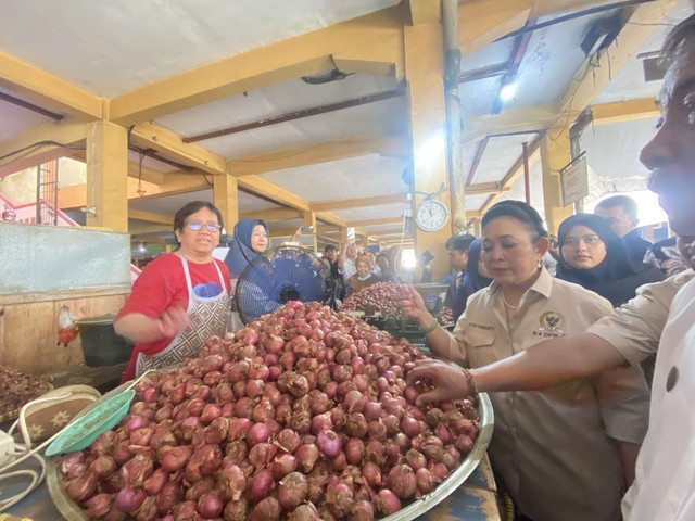 Ketua Komisi IV DPR RI, Titiek Soeharto pimpin kunjungan untuk pantau harga ke Pasar Beringharjo. Foto: Resti Damayanti/Pandangan Jogja