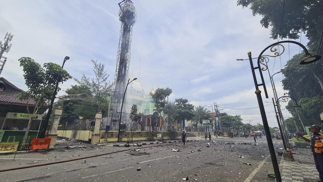 Kebakaran menara Masjid Agung Darussalam Bojonegoro yang berada di Alun-Alun Bojonegoro, Jalan KH Hasyim Asyari, Kecamatan/Kabupaten Bojonegoro, Rabu (19/2/2025). Foto: Dok. Istimewa