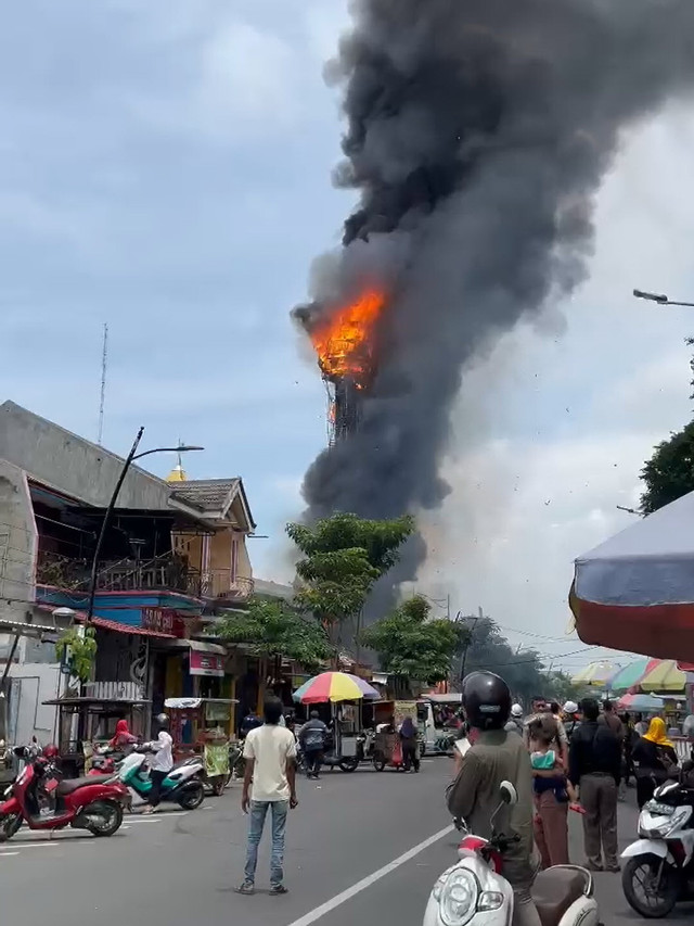 Kebakaran Menara Masjid Agung Darussalam Kota Bojonegoro, Jawa Timur. Rabu (19/02/2025) (Aset: Istimewa)