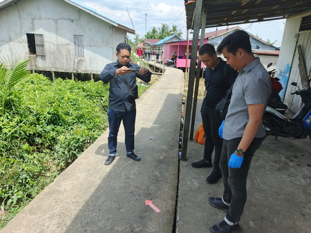 Polsek Sungai Kakap saat melakukan olah TKP. Foto: Dok. Polres Kubu Raya