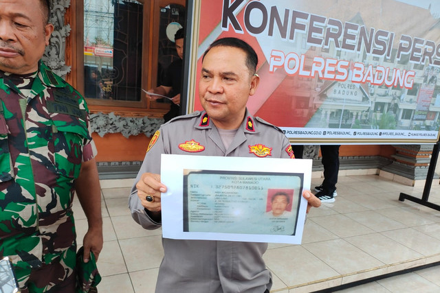 Kapolsek Mengwi Kompol Ketut Adnyana TJ menunjukkan KTP palsu yang mirip wajah korban tewas di Bali. Foto: Dok. Istimewa