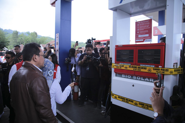 Stasiun Pengisian Bahan Bakar Umum (SPBU) di wilayah Kecamatan Baros, Sukabumi, pasang alat tambahan pada dispenser pompa. Foto: Dok. Bareskrim