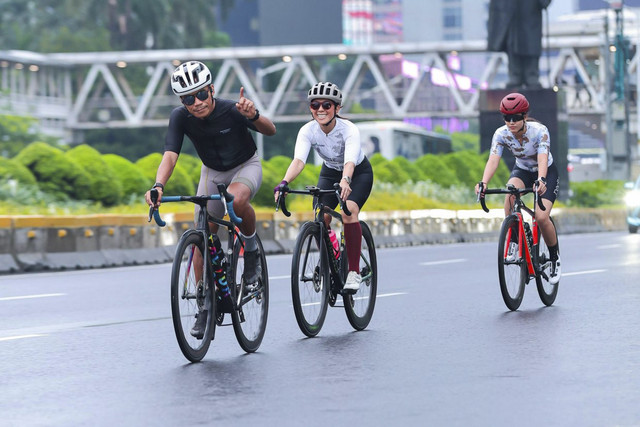 Menkomdigi Meutya Hafid (tengah) memilih bersepeda untuk datang ke Kantor. Foto: Istimewa