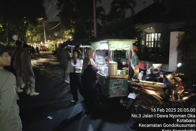 Satpol PP Kota Yogyakarta menertibkan street coffee atau pedagang kopi -biasanya menggunakan mobil dengan boks- menjamur di kawasan Kotabaru, Kota Yogyakarta. Foto: Dok. Satpol PP Kota Yogya