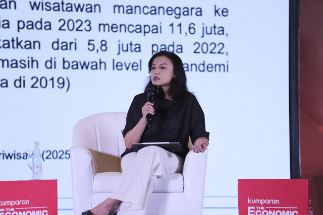 Direktur Program INDEF Eisha Rachbini menjadi pembicara kumparan The Economic Insights 2025 di The Westin, Jakarta, Rabu (19/2/2025). Foto: Jamal Ramadhan/kumparan