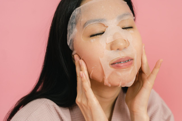 Ilustrasi untuk varian sheet mask Bioaqua dan manfaatnya. Sumber: pexels.com/Shvets Production