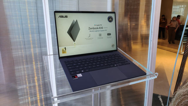 ASUS Zenbook 14 (UX3407QA). Foto: Muhammad Fikrie/kumparan