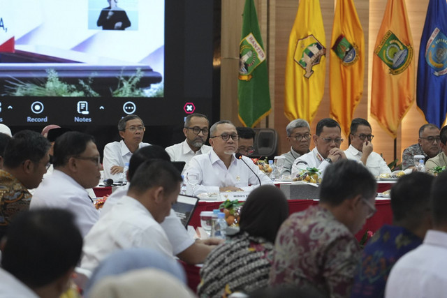 Menteri Koordinator Bidang Pangan Zulkifli Hasan (Zulhas) saat Rapat Koordinasi Terbatas Ketersediaan Bahan Pangan Pokok menjelang Ramadan dan Idul Fitri 2025, Rabu (19/2/2025). Foto: Dok. Kemenko Pangan