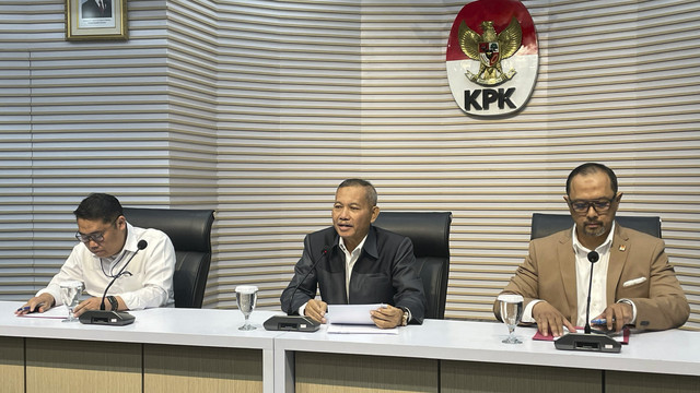 Konferensi pers penahanan Wali Kota Semarang Hevearita Gunaryanti Rahayu atau Mbak Ita, dan suaminya, Alwin Basri, terkait kasus dugaan korupsi di lingkungan Pemkot Semarang, Rabu (19/2/2025).  Foto: Fadhil Pramudya/kumparan