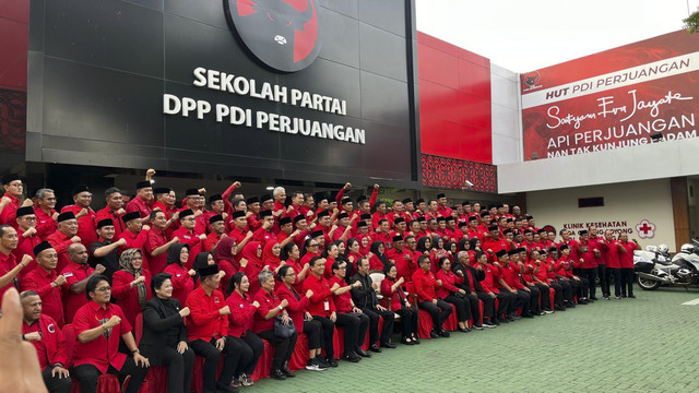 Ketua Umum DPP PDI Perjuangan Megawati Soekarnoputri berfoto bersama dengan kepala daerah terpilih dari PDIP usai memberikan pengarahan tertutup di Sekolah Partai PDIP, Jakarta Selatan, Rabu (19/2/2025). Foto: Haya Syahira/kumparan