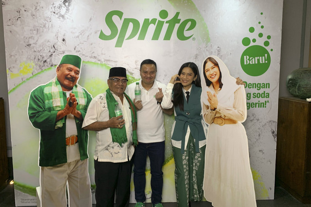 Dian Sastrowardoyo dan Haji Bolot saat konferensi pers SPRITE HAUS Ramadan di Kuningan, Jakarta Selatan, Rabu (19/2/2025). Foto: Vincentius Mario/kumparan