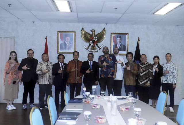 Menteri Ekonomi Kreatif Indonesia Teuku Riefky Harsya menyaksikan peluncuran Goldfinch Indonesia. Foto: Dok.  Kementerian Ekonomi Kreatif Indonesia