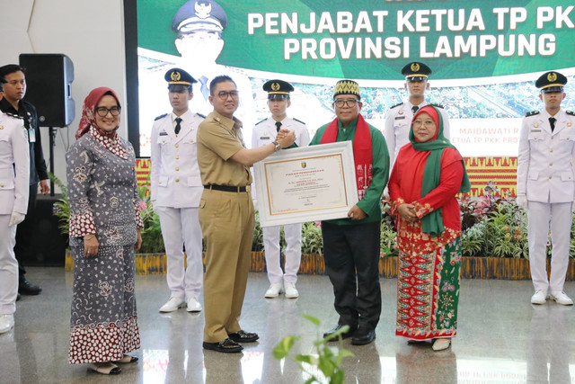 Penyerahkan piagam penghargaan kepada Samsudin sebagai bentuk apresiasi atas pengabdiannya selama menjabat sebagai Pj. Gubernur Lampung sejak 19 Juni 2024 hingga 20 Februari 2025 oleh Pj. Sekretaris Daerah Provinsi Lampung, Fredy | Foto : Dok. Adpim